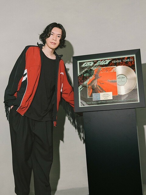 MARTINE ROSEの「Martin Rose Fringe Track Jacket」を着用した芸能人