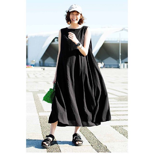 佐藤栞里の私服 シンプルなシルエットの黒色のリネンロングワンピースです 芸能人の私服 衣装まとめ Woomy