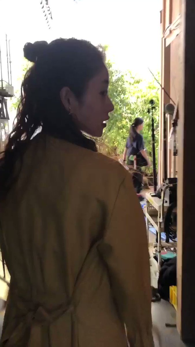 石原さとみの私服 ドラマHeavenで水浴び前の動画。黄色のジャケットを