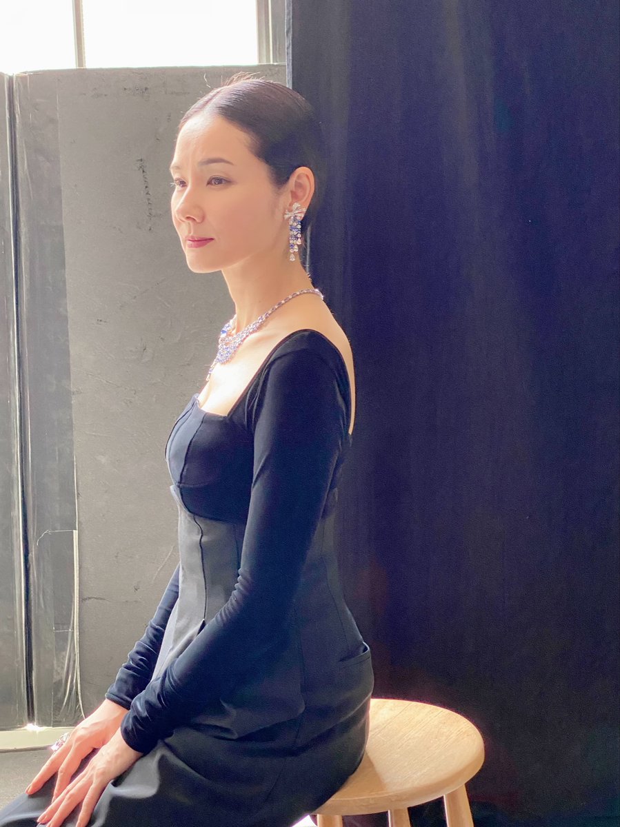 中谷美紀の私服 家庭画報 10月号のオフショットです デコルテが美しいトップメゾンハイジュエリーを身に着けたコーデ 芸能人の私服 衣装まとめ Woomy 中谷美紀の私服 家庭画報 10月号のオフショットです デコルテが美しいトップメゾンハイジュエリーを身に着けたコーデ 芸能人の私服 衣装まとめ Woomy