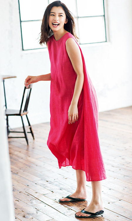 朝比奈彩の私服 鮮やかなピンクで夏にぴったりなリネン生地のノースリーブワンピースです 芸能人の私服 衣装まとめ Woomy
