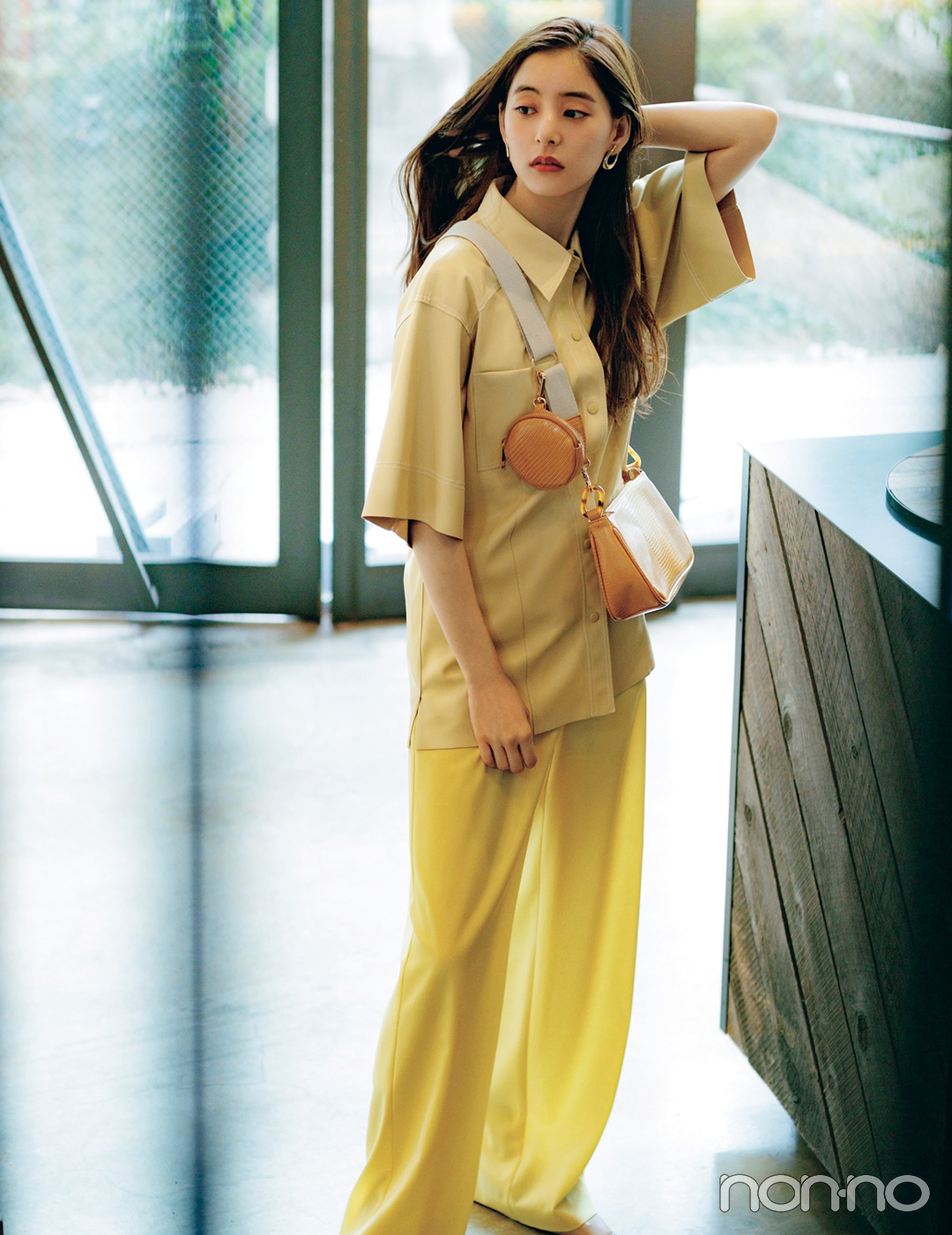 新木優子の私服 レザー素材のベージュのオーバーサイズシャツに、黄色 