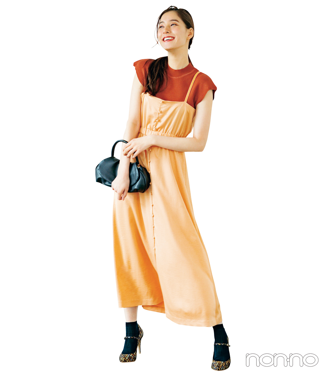 新木優子の私服 オレンジのニットに黄色のフロントボタンつきキャミワンピを合わせました 芸能人の私服 衣装まとめ Woomy
