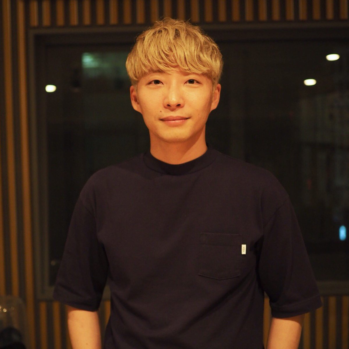 星野源の私服 胸ポケットに白の小さながロゴがポイントの五部袖tシャツです 芸能人の私服 衣装まとめ Woomy