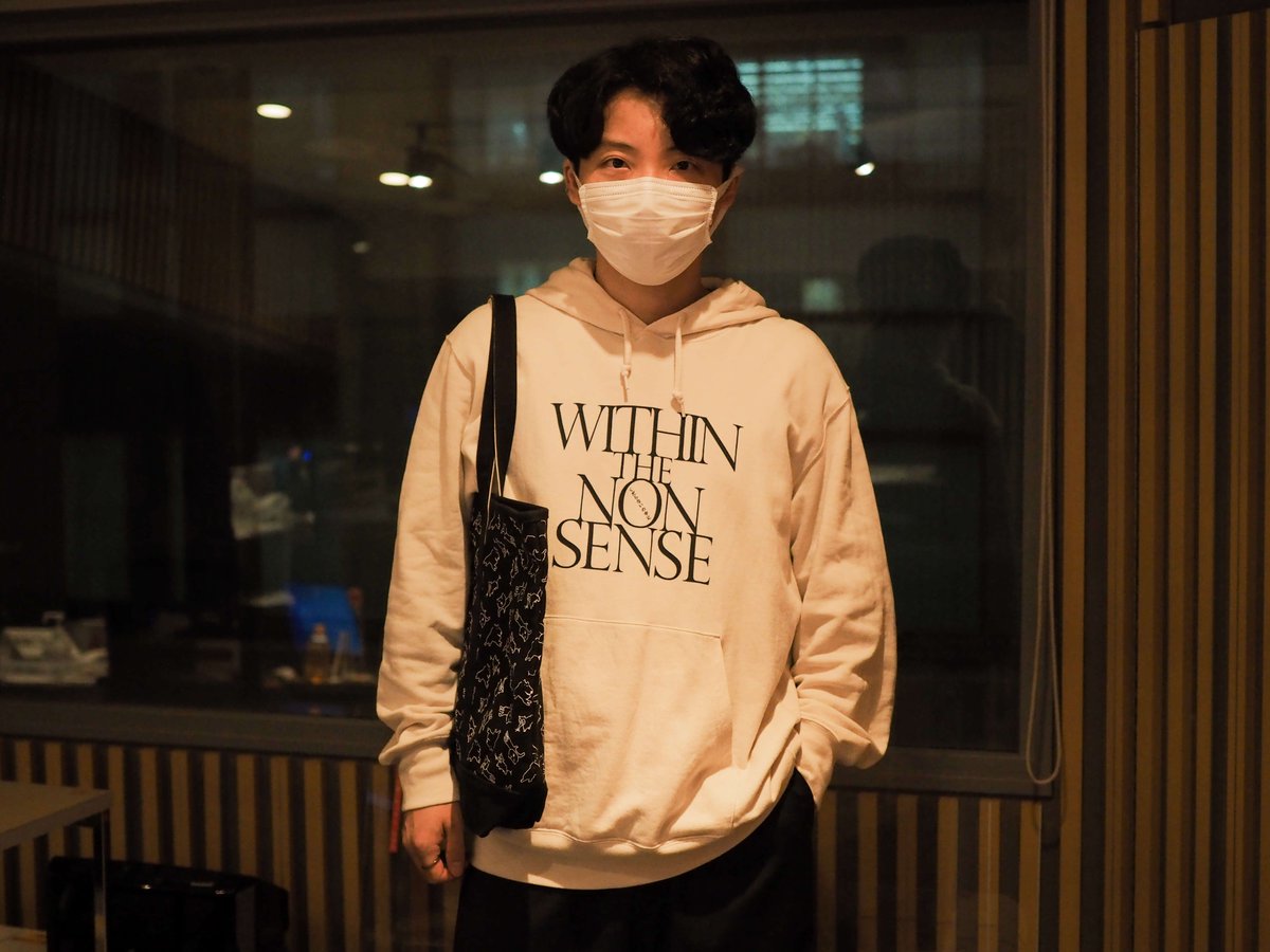 星野源の私服 星野源のオールナイトニッポンにて着用された Within The Non Sense と書かれたutの白パーカーです 芸能人の私服 衣装まとめ Woomy