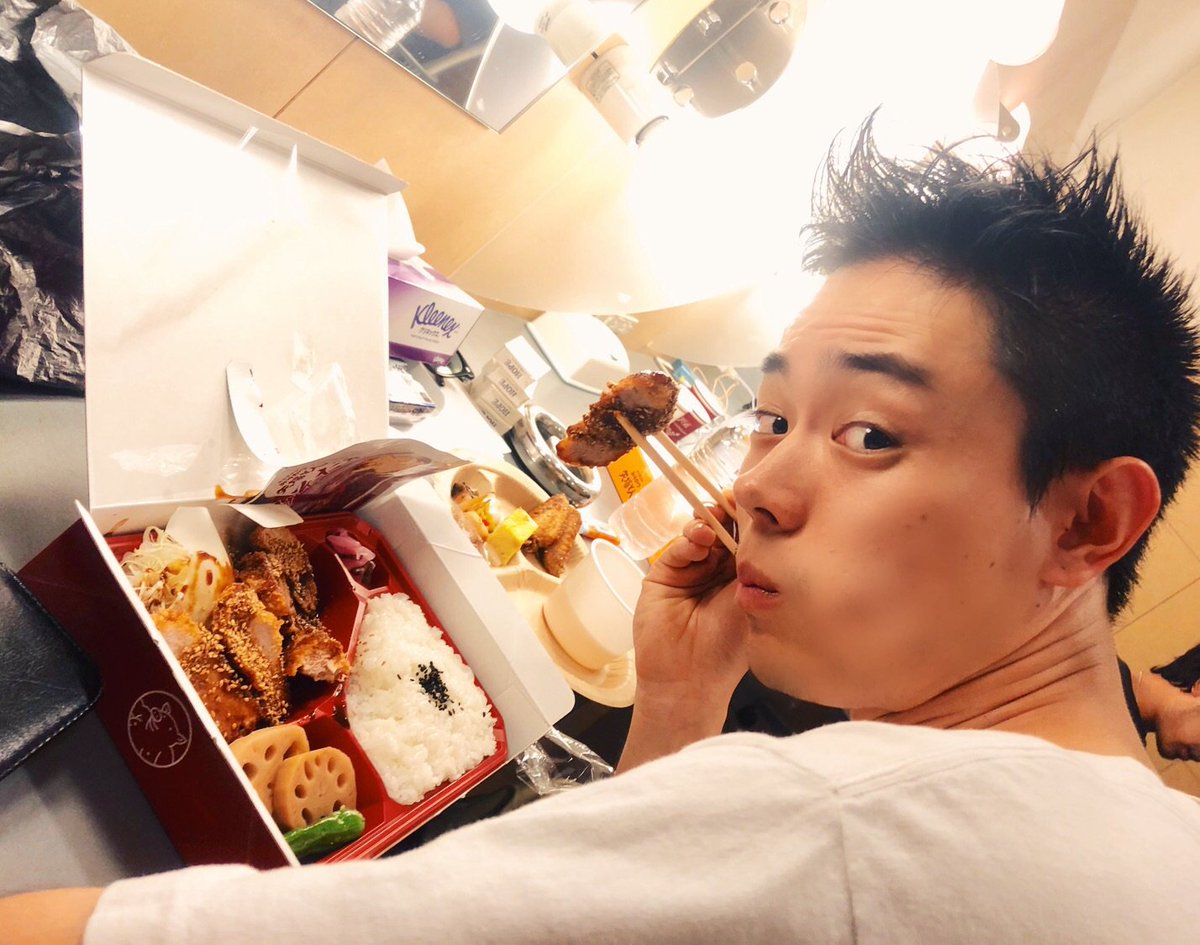 菅田将暉の私服 8 29に名古屋でライブを終えた後のオフショットです 男性の横顔がプリントされていて水色と赤に塗られた 白tシャツです 芸能人の私服 衣装まとめ Woomy