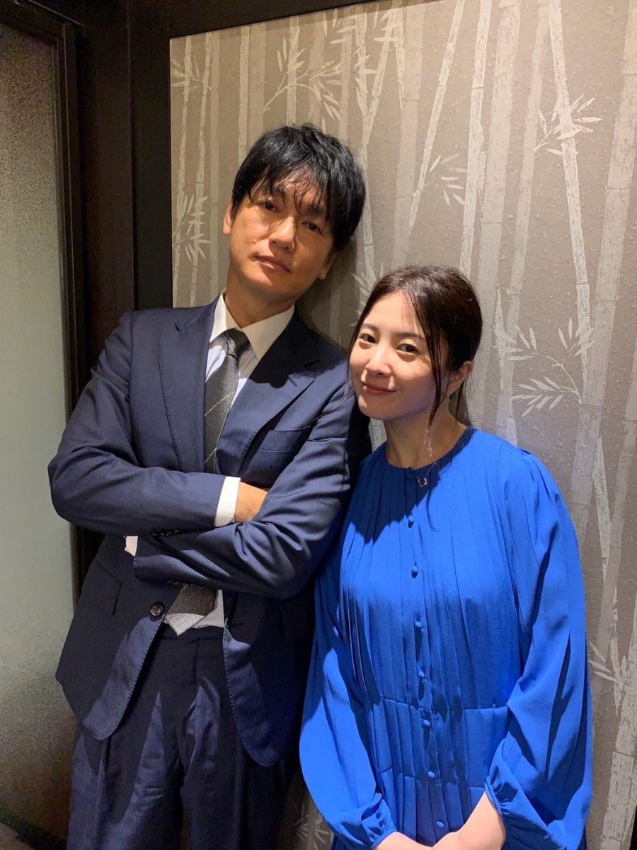 吉高由里子の私服 ドラマ 最愛 のオフショットです フロントボタンが付いていて 全体にプリーツが入ったブルーのワンピースです 芸能人の私服 衣装まとめ Woomy