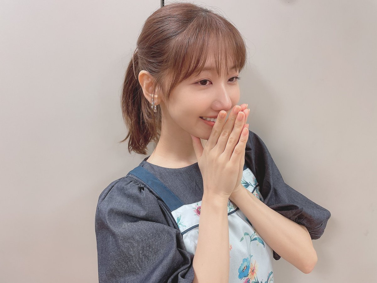 柏木由紀 ゆきりん の私服 10 3放送の 草なぎやすともの うさぎvsかめ の衣装です 袖がふわっとしたデニム生地のワンピースです 芸能人の私服 衣装まとめ Woomy