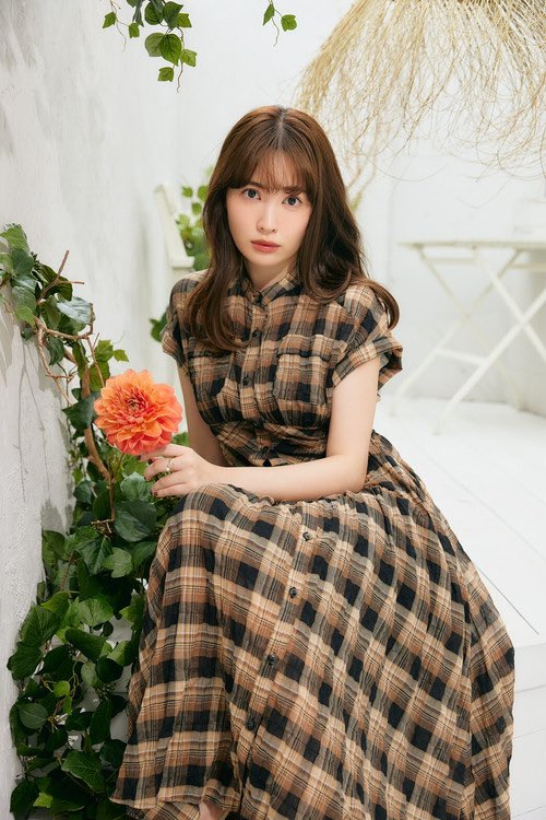 小嶋陽菜の私服 ウエスト部分がコルセットのようにキュッと細くなった