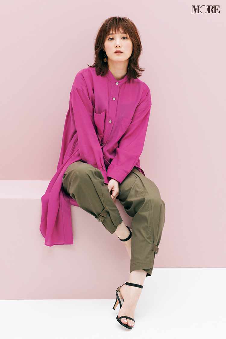 本田翼の私服 インパクトのあるピンクのロングシャツにカジュアルなカーキパンツのコーデ 芸能人の私服 衣装まとめ Woomy