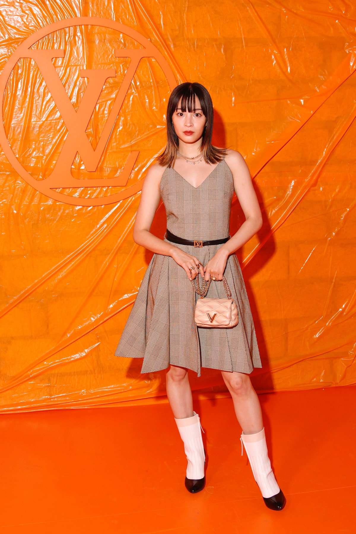 川口春奈の私服 10月2日パリで行われた ルイ・ヴィトン(LOUIS VUITTON)の2024年春夏コレクションで着用された、ヴィトンの