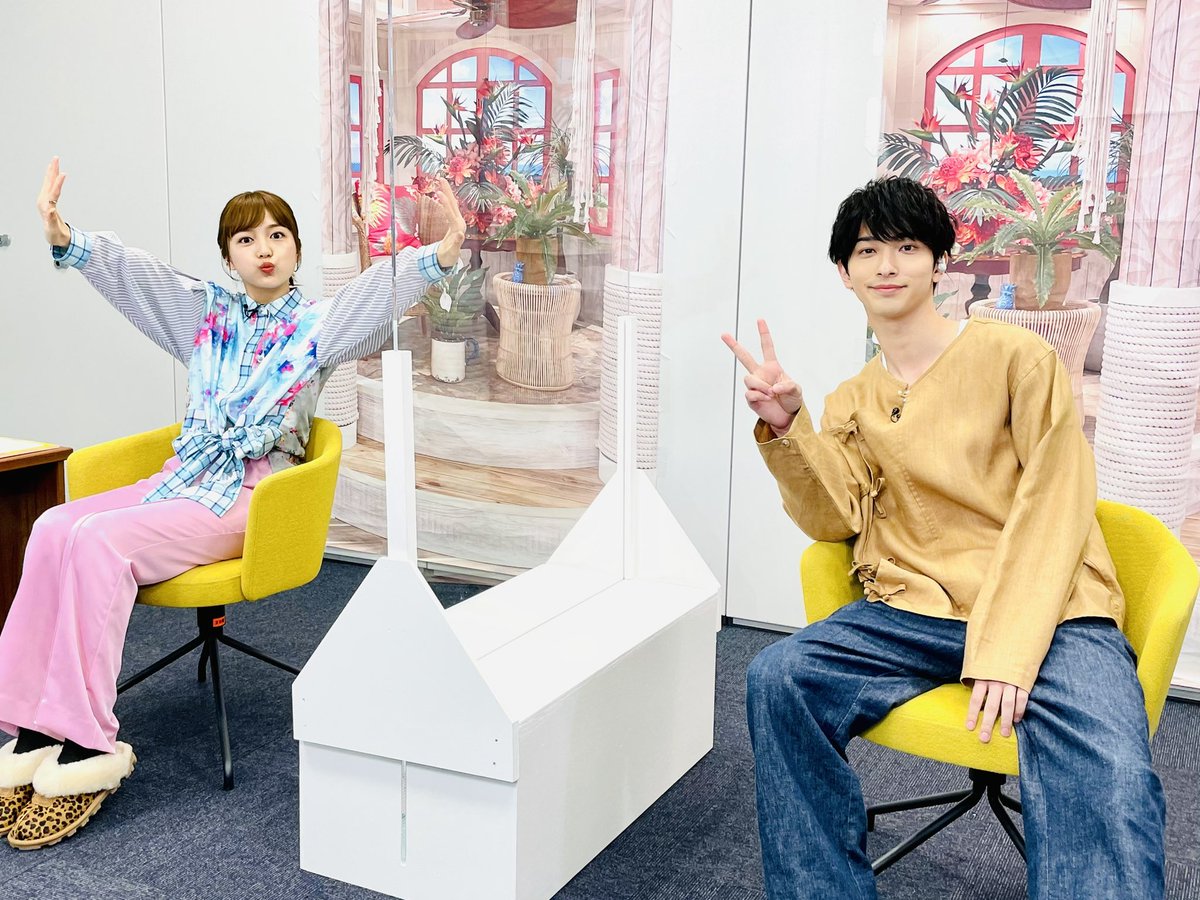 河北麻友子の私服 着飾る恋には理由があって から横浜流星さんと サタデープラス に出演した時の衣装です フラワー柄とチェックのシャツにピンクのパンツです 芸能人の私服 衣装まとめ Woomy