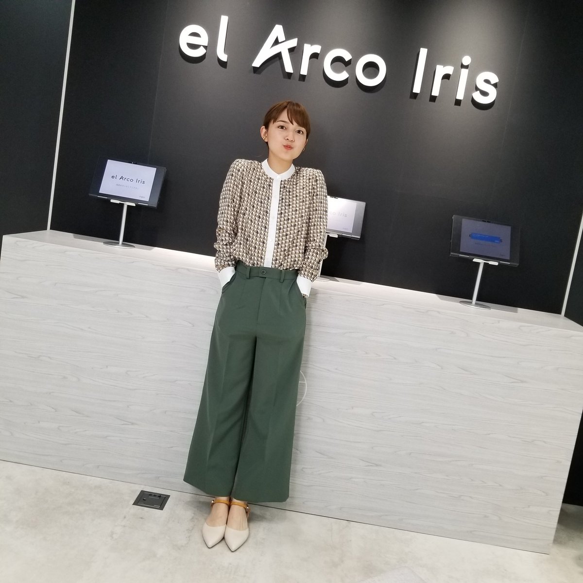 川口春奈の私服 ドラマ 着飾る恋には理由があって オフショットです 襟とセンター部分に白のラインが入った幾何学模様のブラウスを着用しています 芸能人の私服 衣装まとめ Woomy