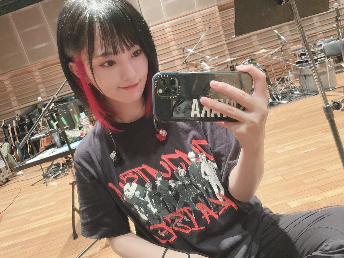 山本彩の私服 呪術廻戦の主人公サイドのキャラクターがプリントされた黒のtシャツを着用されています 芸能人の私服 衣装まとめ Woomy