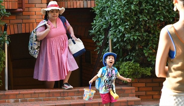 渡辺直美の私服 ボタン部分にカラフルなアイスが刺繍された白ブラウスです 芸能人の私服 衣装まとめ Woomy