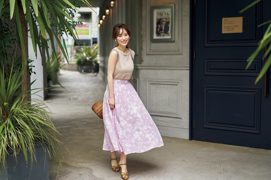 泉里香の私服 美人百花9月号掲載、9月8日のコーディネートです。黄み強めのベージュトップスと青みがかったピンクのスカートを組み合わせています