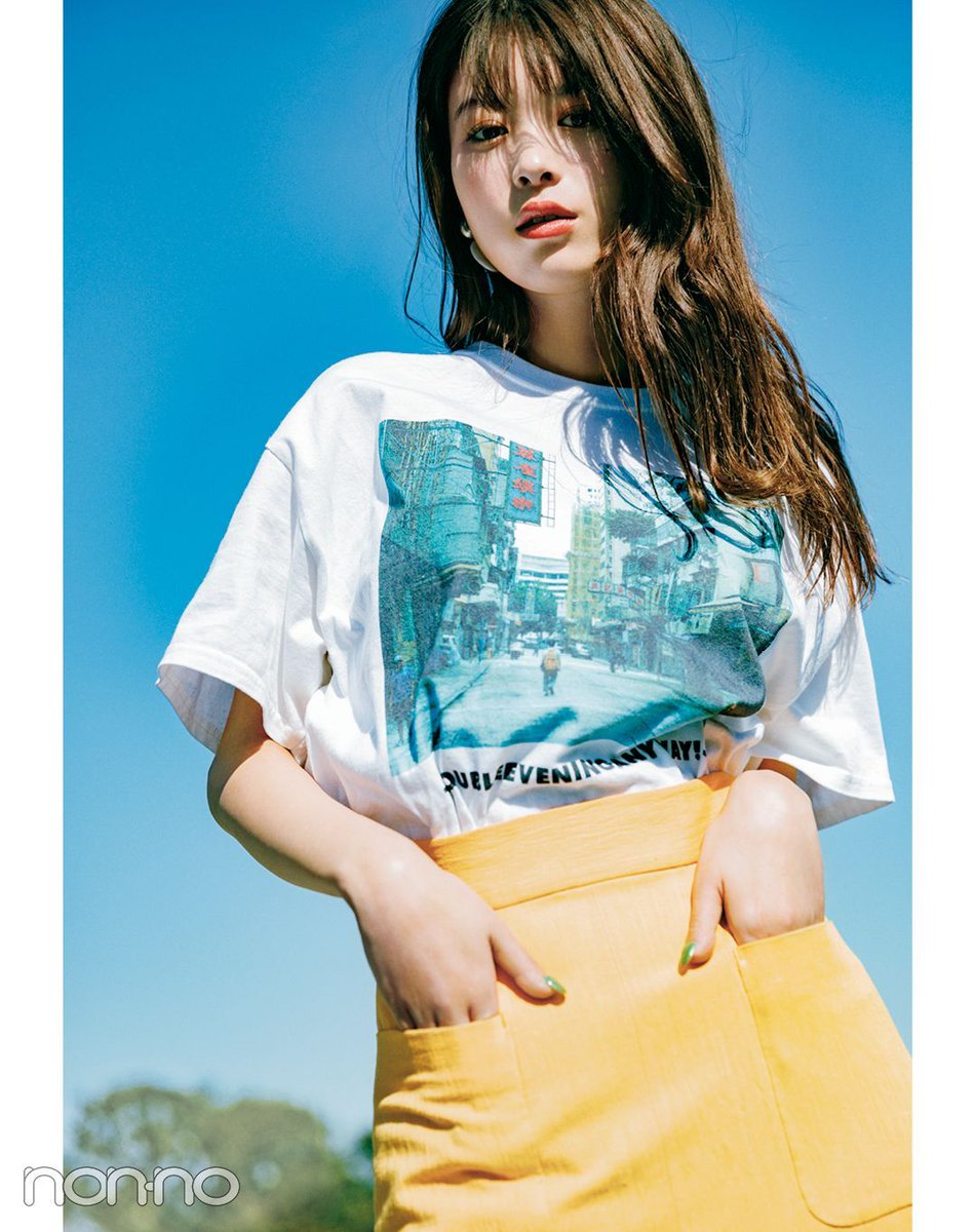 馬場ふみかの私服 文字やイラストが描かれたピンク色のTシャツです。 芸能人の私服 衣装まとめ Woomy