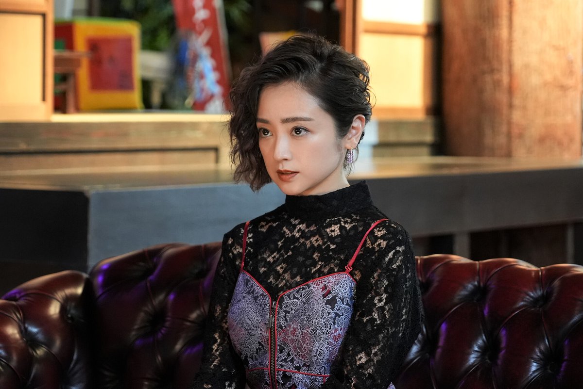 安達祐実の私服 ドラマ イタイケに恋して 最終話で着用 繊細なジャカード生地に縁取りを施したトリミングワンピース 芸能人の私服 衣装まとめ Woomy