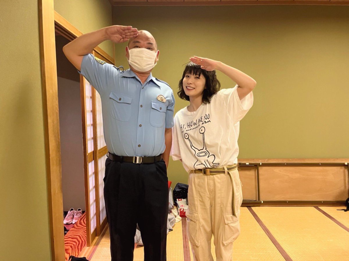 敬礼 Rdpac 紗栄子の私服 ドラマ『初恋の悪魔』の敬礼ポーズなオフショットです。宇宙人のようなイラストが描かれた白Tシャツを着用されています。 - 芸能人の ...