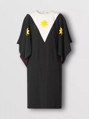 BURBERRYの「ケープスリーブ ジオメトリックプリント シルククレープデシン ドレス」を着用した芸能人のコーデ: 1ページ目 - Woomy