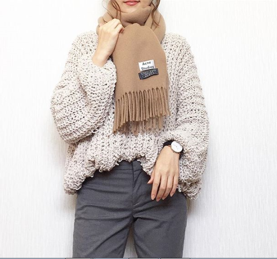 今年も流行中のスカーフ 周りと差をつけるスカーフのアレンジ 結び方 Woomy